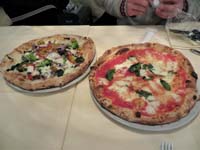帰りに横浜・高島屋内のピザ屋「Posillipo e Napule」で会合した。左の野菜盛りピザは2,500円、右のマルガリータは1,800円。